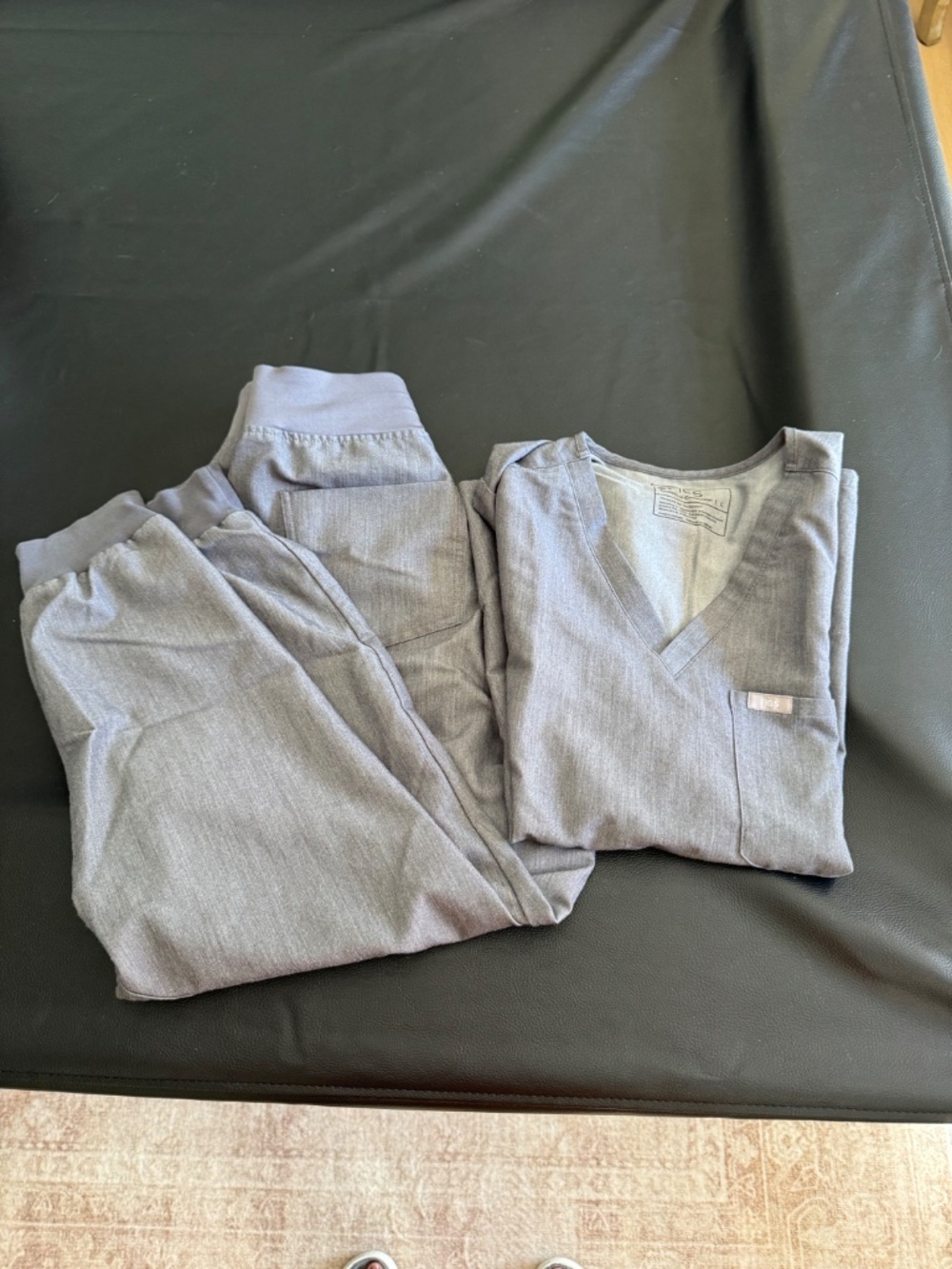 Figs Scrubs, Graphite, Casma Top and Jogger Bottoms, L
